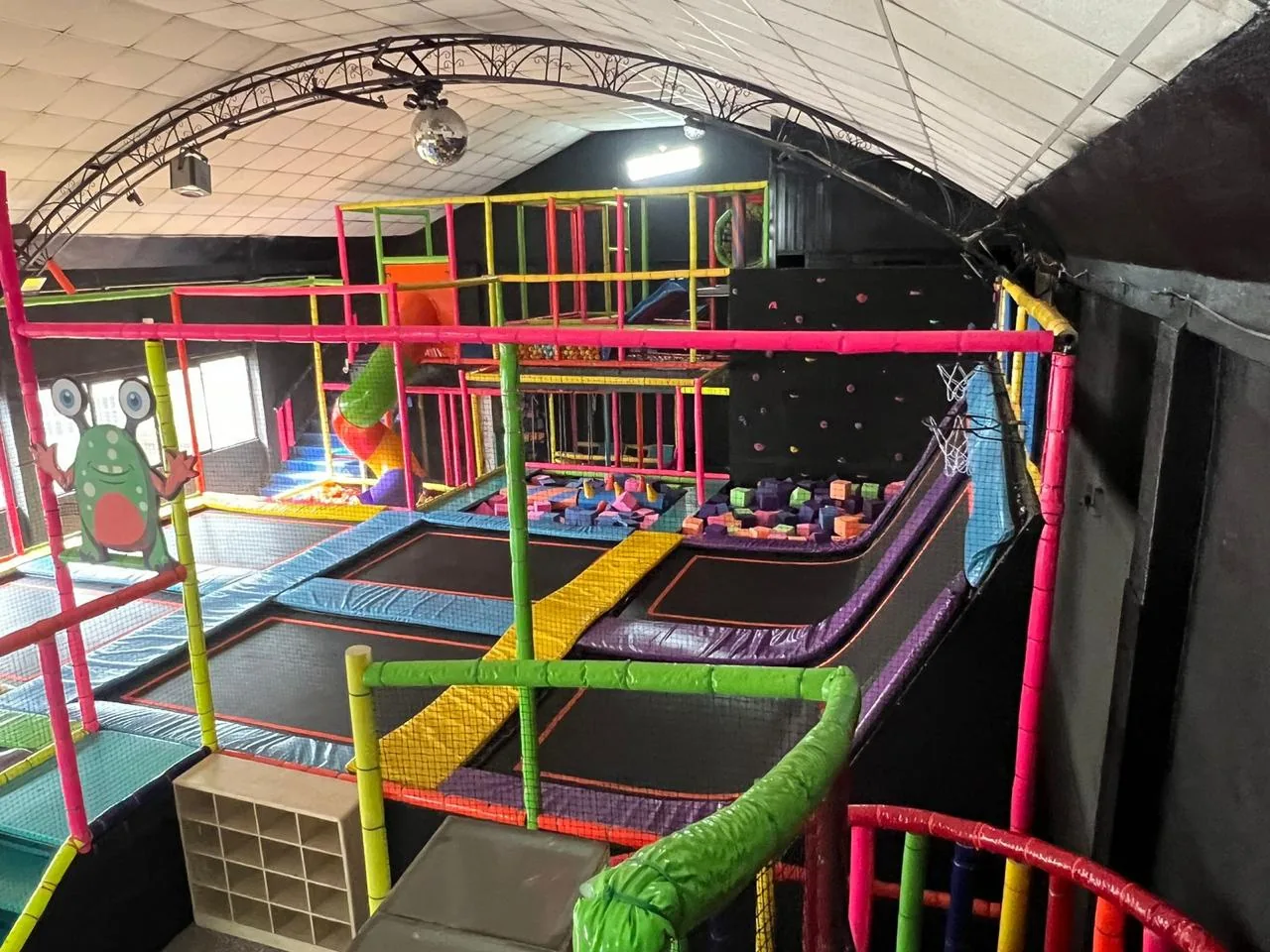 Fotografía panorámica real de trampolines y juegos en Brincoliga