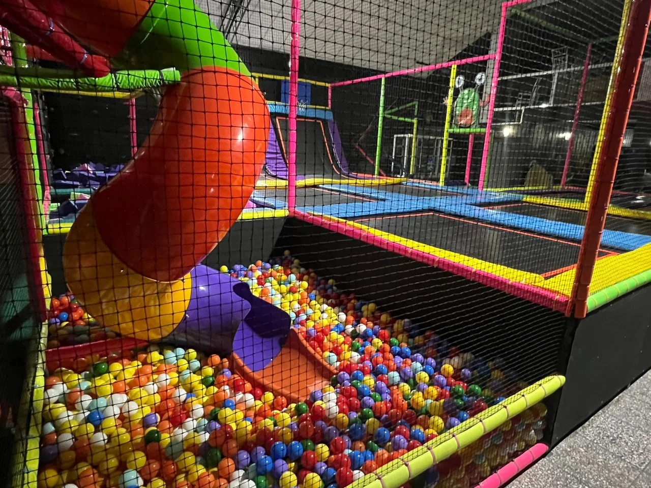 Fotografía real de tobogán, trampolines y alberca de pelotas de Brincoliga