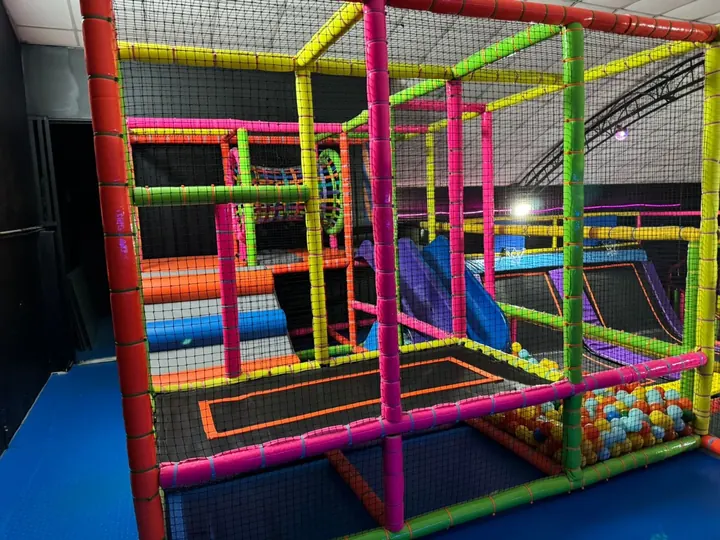 Estructura acolchada y trampolines con tubos de colores de Brincoliga