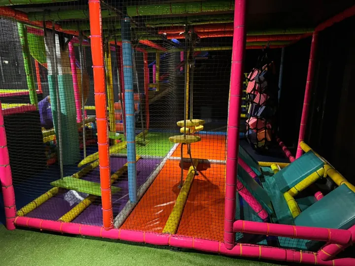 Circuito de juegos y obstáculos con barras acolchadas