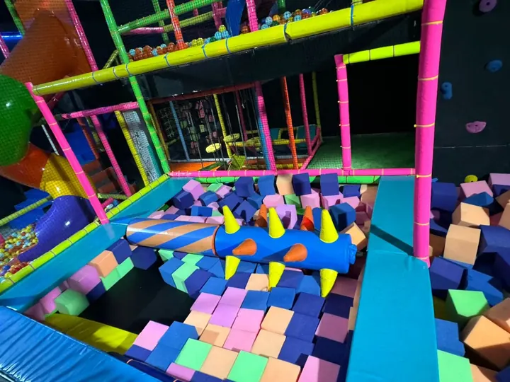 Área de juegos con cubos de espuma de colores