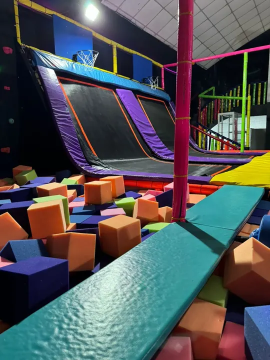 Trampolines inclinados y bloques de espuma multicolor
