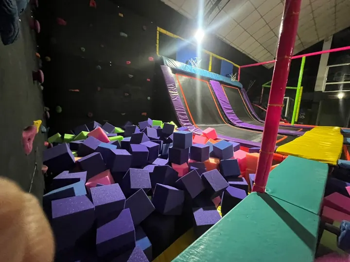 Trampolines inclinados y piscina de cubos acolchados