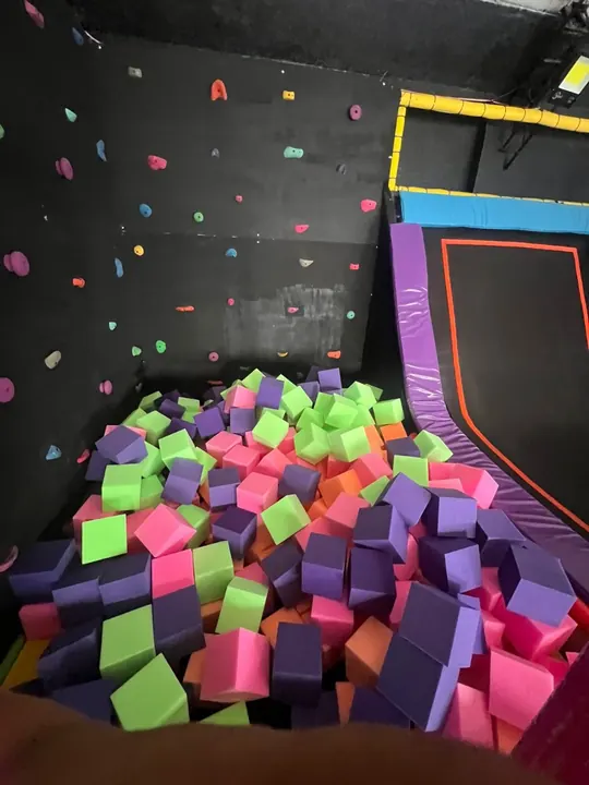 Muro de escalada y cubos de espuma de colores