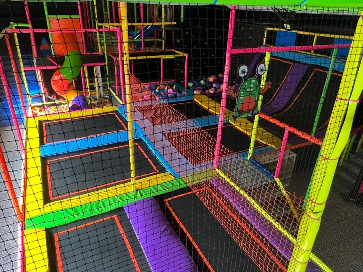 Conjunto de trampolines, resbaladilla y estructuras infantiles